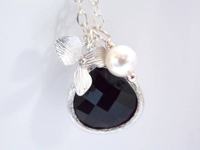 Schwarze Halskette, Glas Jet, Onyx, Weiße Perle, Silber Orchidee Blume, Brautjungfer Geschenk Schwarze Halskette, Glas Jet, Onyx, Weiße Perle, Silber Orchidee Blume, Brautjungfer Geschenk von mlejewelry