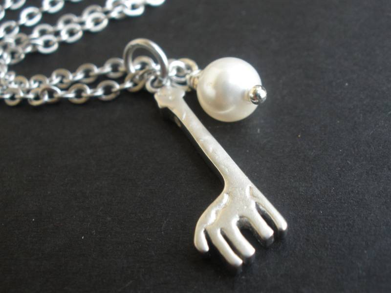 Silber, Giraffe Halskette, Anhänger Giraffe, Tier Kette, Swarovski Perle Matt Rhodiniert Silber, Giraffe Halskette, Anhänger Giraffe, Tier Kette, Swarovski Perle Matt Rhodiniert von mlejewelry