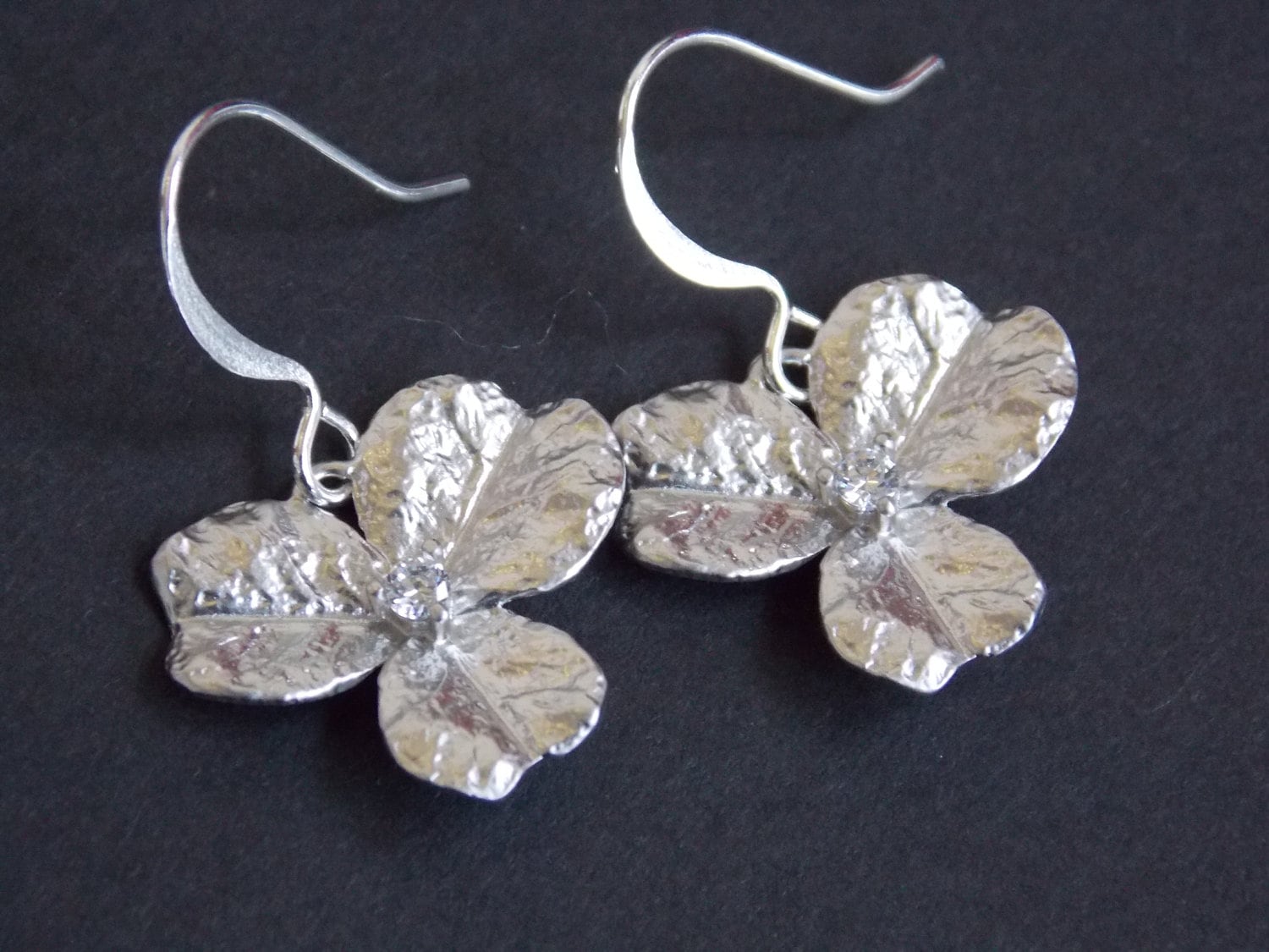 Silber Blume Ohrringe, Dreifach Blütenblatt, Matt Finish, Gold Orchidee, Zirkonia, Brautjungfer Geschenke Silber Blume Ohrringe, Dreifach Blütenblatt, Matt Finish, Gold Orchidee, Zirkonia, Brautjungfer Geschenke von mlejewelry