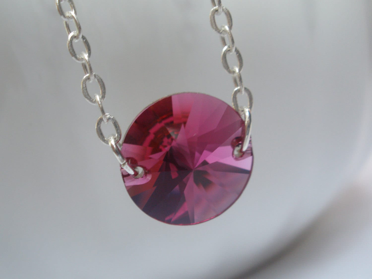 Swarovski Kristall Fuschia Halskette, Kristallhalskette, Anhänger, Rivoli Geburtstagsgeschenk Swarovski Kristall Fuschia Halskette, Kristallhalskette, Anhänger, Rivoli Geburtstagsgeschenk von mlejewelry