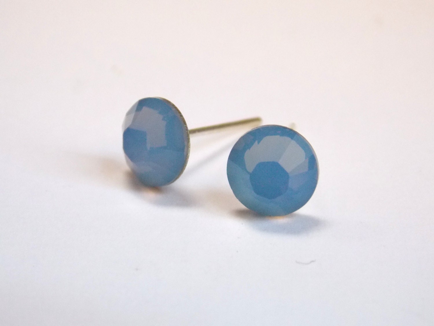 Swarovski Kristall Ohrstecker, Blaue Ohrringe, Kristallohrringe, Staubige Blau, Opal, Periwinkle, Weiches Blau, Post Brautjungfer Geschenke Swarovski Kristall Ohrstecker, Blaue Ohrringe, Kristallohrringe, Staubige Blau, Opal, Periwinkle, Weiches Blau, Post Brautjungfer Geschenke von mlejewelry