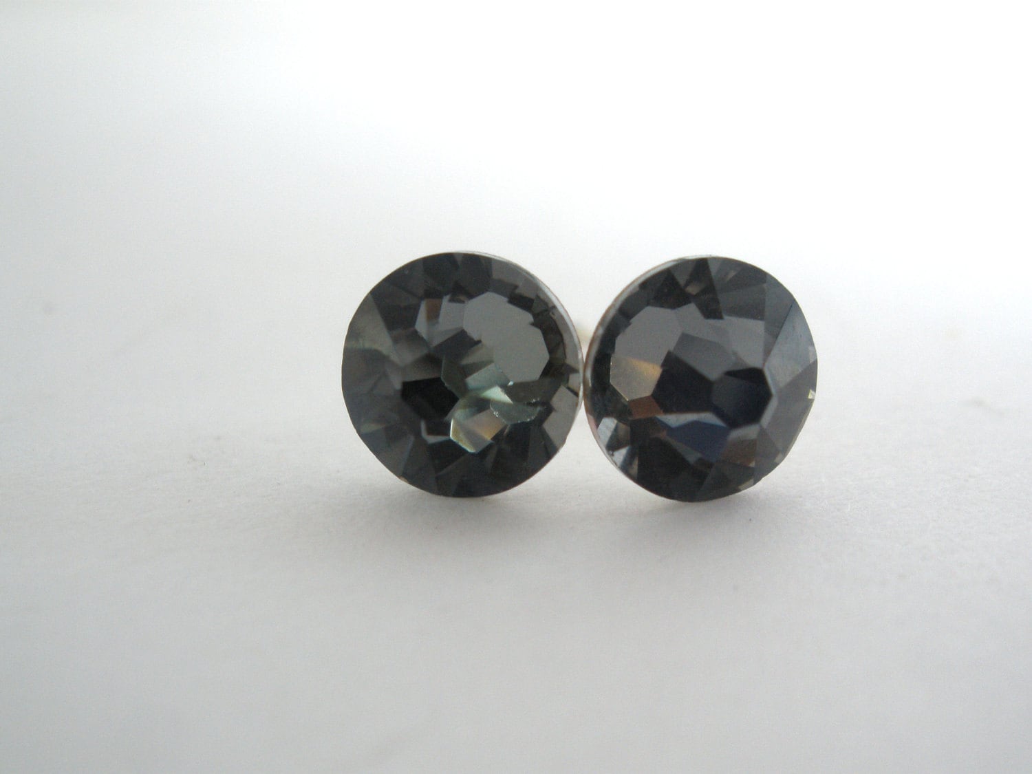 Swarovski Kristall Ohrstecker, Graue Charcoal Ohrringe, Dunkelgrauer Kristall, Post Silber Nacht, Brautjungfern Ohrringe Swarovski Kristall Ohrstecker, Graue Charcoal Ohrringe, Dunkelgrauer Kristall, Post Silber Nacht, Brautjungfern Ohrringe von mlejewelry