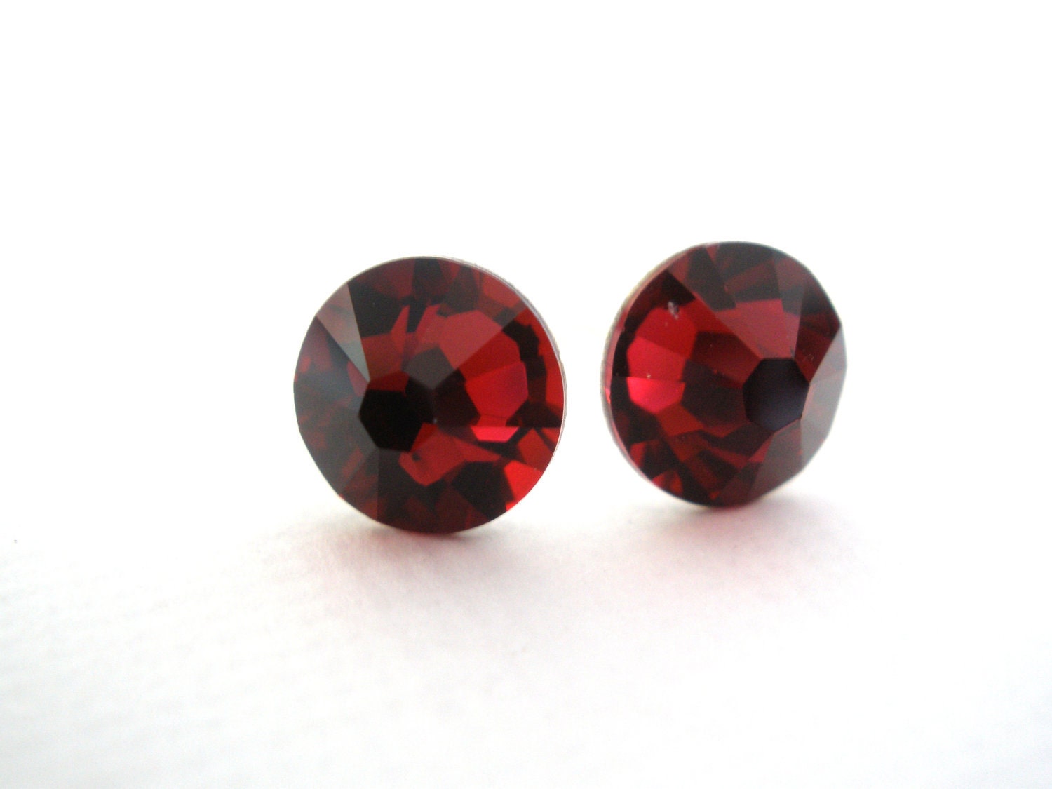 Swarovski Kristall Ohrstecker, Rubin Kristallohrringe, Rote Ohrringe, Rubin, Scharlachrot, Brautjungfer Geschenke Swarovski Kristall Ohrstecker, Rubin Kristallohrringe, Rote Ohrringe, Rubin, Scharlachrot, Brautjungfer Geschenke von mlejewelry