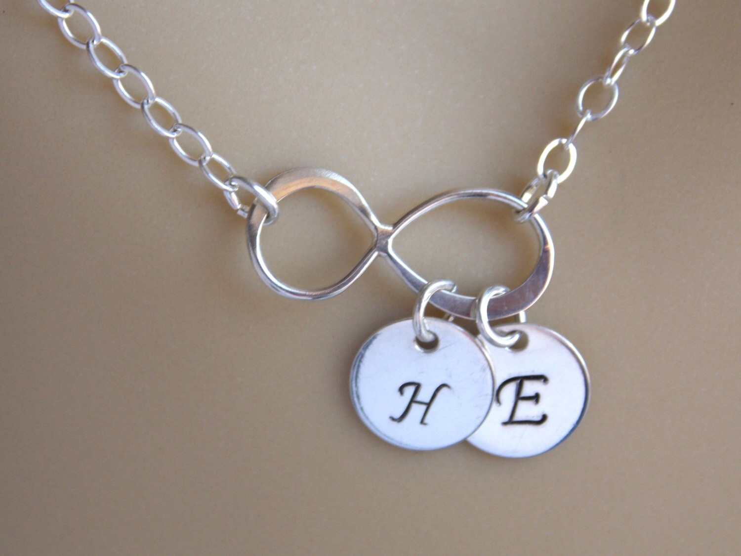 Unendlichkeit Halskette, Personalisierte Erste Sterling Silber, Mama Geschenk, Freund Geschenk Brautjungfer Infinity Anhänger Ewigkeit Unendlichkeit Halskette, Personalisierte Erste Sterling Silber, Mama Geschenk, Freund Geschenk Brautjungfer Infinity Anhänger Ewigkeit von mlejewelry