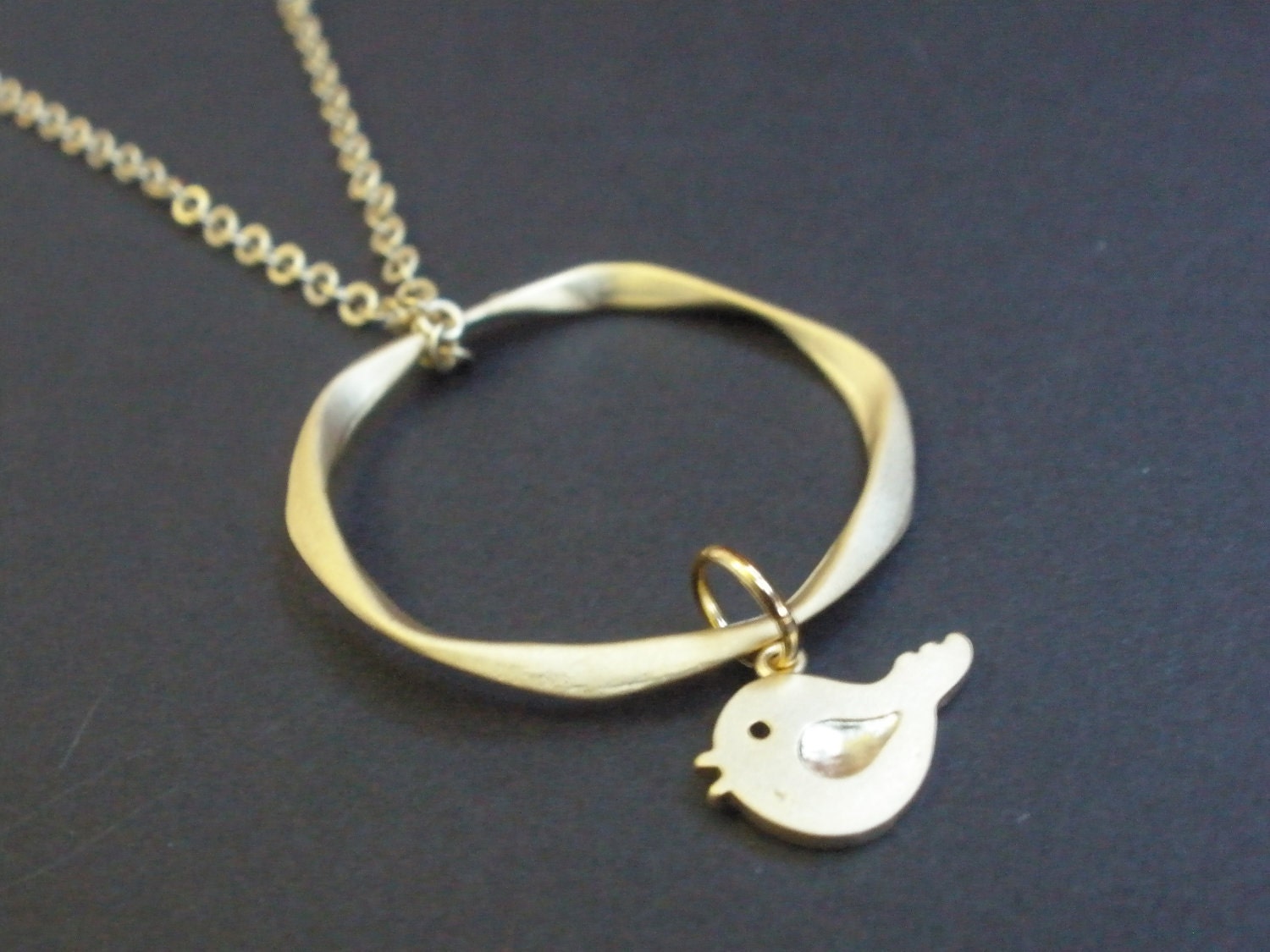 Verdrehte Kreis-Halskette, Vogel-Halskette, Goldkreis-Halskette, Goldvogel-Halskette, Vögelchen, Spatz, Kreis-Ring-Anhänger, Mattvergoldet Verdrehte Kreis-Halskette, Vogel-Halskette, Goldkreis-Halskette, Goldvogel-Halskette, Vögelchen, Spatz, Kreis-Ring-Anhänger, Mattvergoldet von mlejewelry