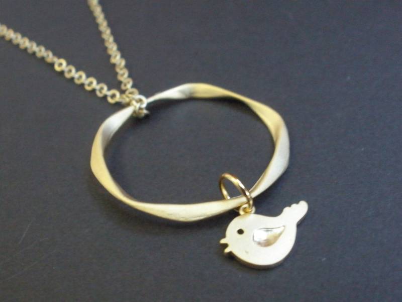 Verdrehte Kreis-Halskette, Vogel-Halskette, Goldkreis-Halskette, Goldvogel-Halskette, Vögelchen, Spatz, Kreis-Ring-Anhänger, Mattvergoldet Verdrehte Kreis-Halskette, Vogel-Halskette, Goldkreis-Halskette, Goldvogel-Halskette, Vögelchen, Spatz, Kreis-Ring-Anhänger, Mattvergoldet von mlejewelry