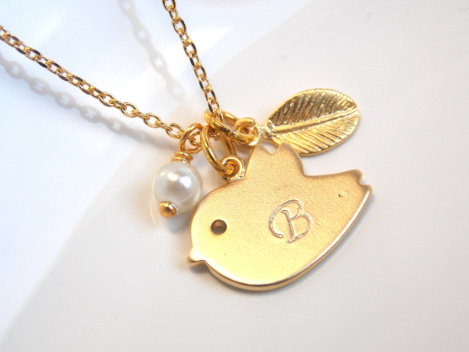 Vogel Erste Halskette, Personalisierte Anhänger, Brief, Blatt, Gold, Brautjungfer Mutter Schmuck, Baby-Dusche, Geschenk Vogel Erste Halskette, Personalisierte Anhänger, Brief, Blatt, Gold, Brautjungfer Mutter Schmuck, Baby-Dusche, Geschenk von mlejewelry