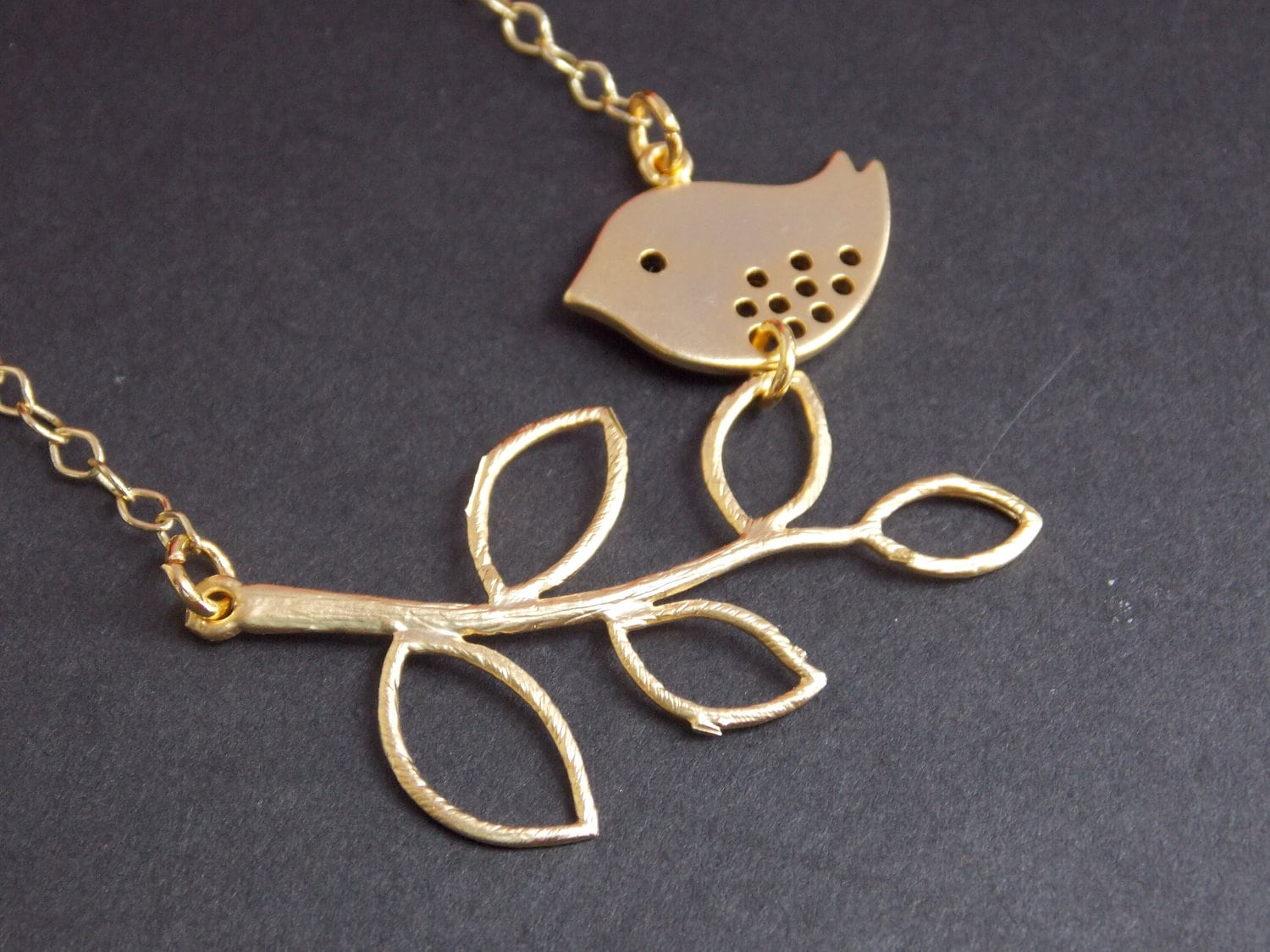 Vogel-Halskette, Vogel Und Zweig, Gold Halskette, Spatz Zweig Matt Anhänger, Blätter Auf Einem Süße Birdie, Geschenk Vogel-Halskette, Vogel Und Zweig, Gold Halskette, Spatz Zweig Matt Anhänger, Blätter Auf Einem Süße Birdie, Geschenk von mlejewelry