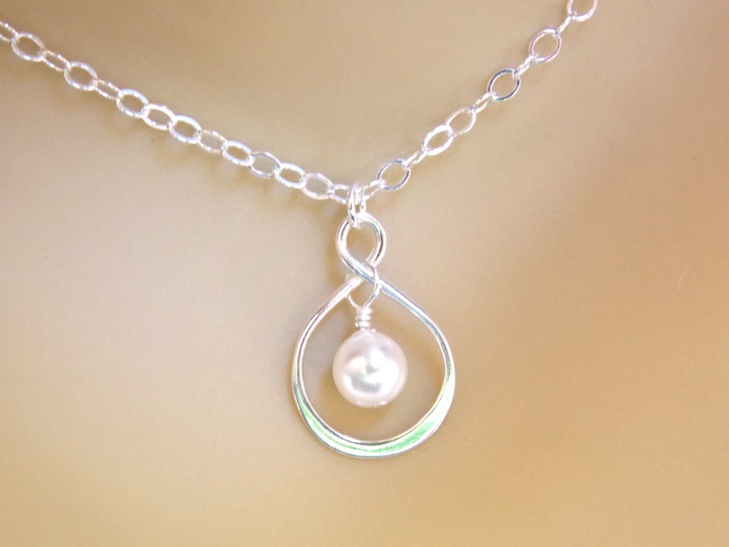 Weihnachtsgeschenk, Infinity Halskette, Sterling Silber, Perle, Brautjungfer Geschenke, Schmuck, Link, Charm, Eternity Halskette Weihnachtsgeschenk, Infinity Halskette, Sterling Silber, Perle, Brautjungfer Geschenke, Schmuck, Link, Charm, Eternity Halskette von mlejewelry