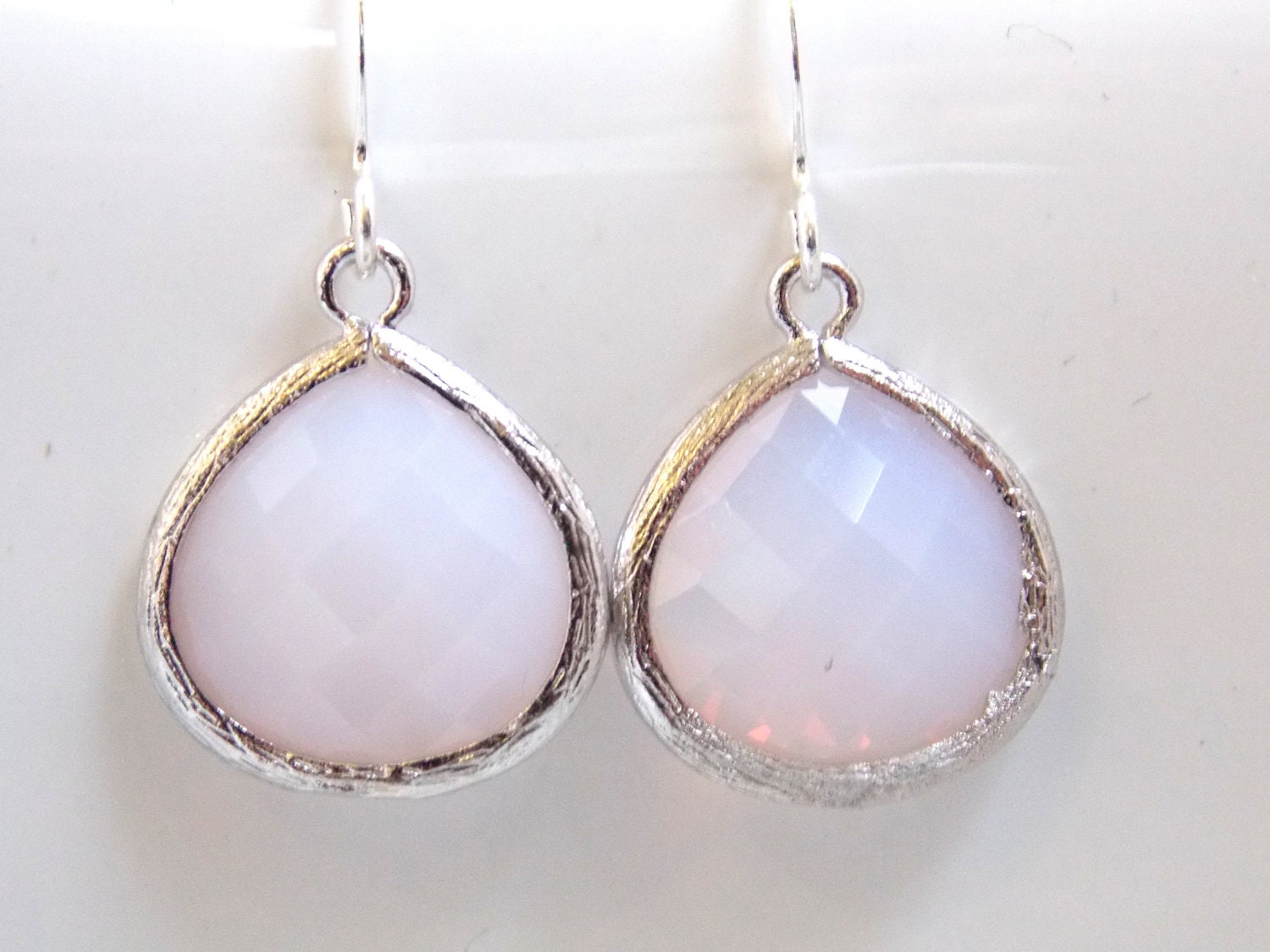 Weiße Opal Ohrringe, Glas, Silber Baumeln, Weiß Opaleszenz, Brautjungfer Braut Ohrringe Schmuck, Geschenke Weiße Opal Ohrringe, Glas, Silber Baumeln, Weiß Opaleszenz, Brautjungfer Braut Ohrringe Schmuck, Geschenke von mlejewelry