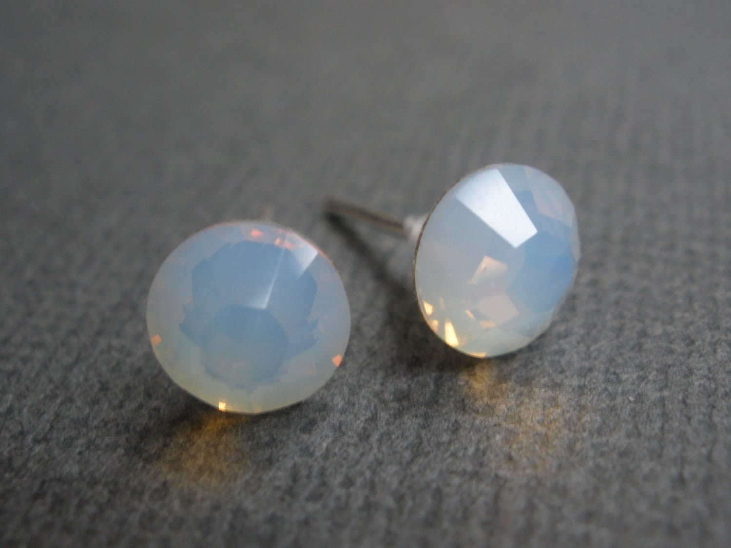 Weißer Opal Ohrstecker, Ohrringe, Kristall Ohrringe, Swarovski-Kristall, Post Silber, Opalescent, Brautjungfer Geschenke Weißer Opal Ohrstecker, Ohrringe, Kristall Ohrringe, Swarovski-Kristall, Post Silber, Opalescent, Brautjungfer Geschenke von mlejewelry