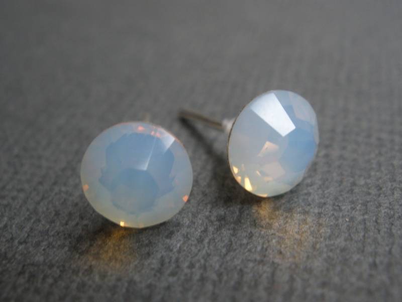 Weißer Opal Ohrstecker, Ohrringe, Kristall Ohrringe, Swarovski-Kristall, Post Silber, Opalescent, Brautjungfer Geschenke Weißer Opal Ohrstecker, Ohrringe, Kristall Ohrringe, Swarovski-Kristall, Post Silber, Opalescent, Brautjungfer Geschenke von mlejewelry