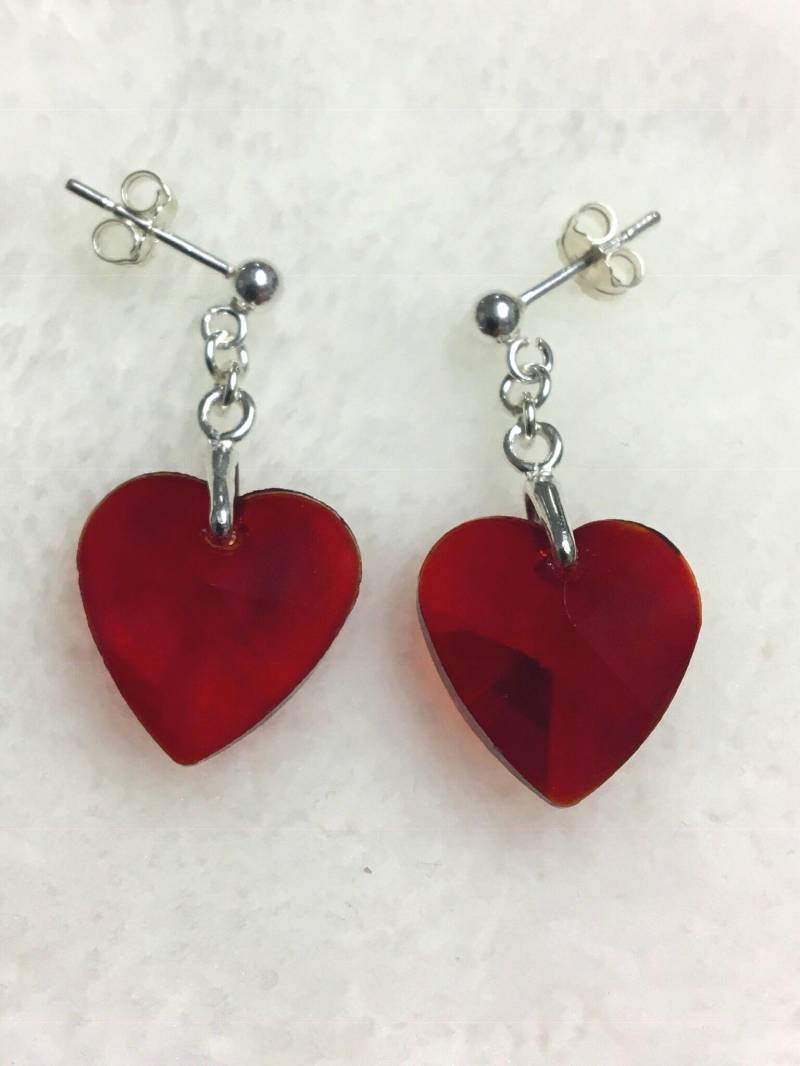 Damen Funkelnde Herz Swarovski Ohrringe in Den Heißen Trendfarben Sind Ein Muss Im Kommenden Sommer Damen Funkelnde Herz Swarovski Ohrringe in Den Heißen Trendfarben Sind Ein Muss Im Kommenden Sommer von mmilltownJewels