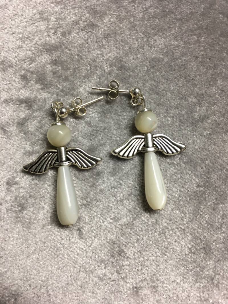 Diese Schönen Engel Ohrringe Auf Einer Perlmutt Tropfen Perle, Atemberaubende Zarte Und Elegante Trending Ideal Für Weihnachten Oder von mmilltownJewels
