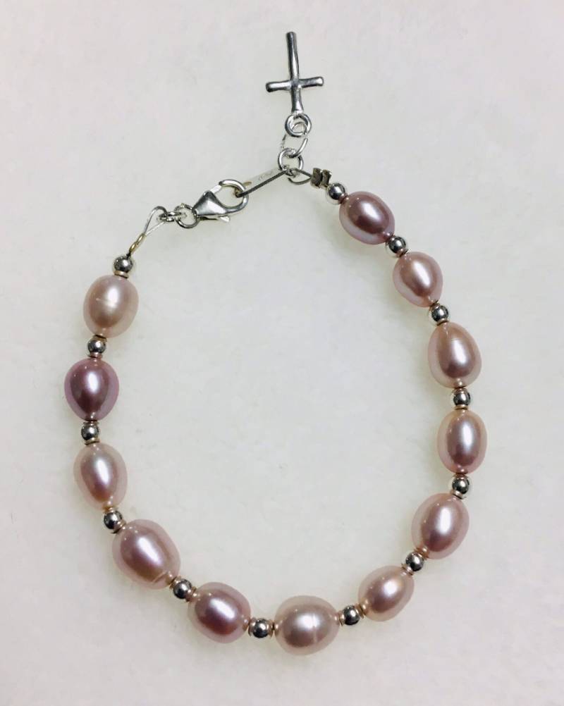 Heilige Kommunion Oder Konfirmation Armband, Süßwasserperle Des Kindes Und Kruzifix Aus Sterlingsilber Sind Das Perfekte Geschenk Für Die Ewigkeit Heilige Kommunion Oder Konfirmation Armband, Süßwasserperle Des Kindes Und Kruzifix Aus Sterlingsilber Sind Das Perfekte Geschenk Für Die Ewigkeit von mmilltownJewels