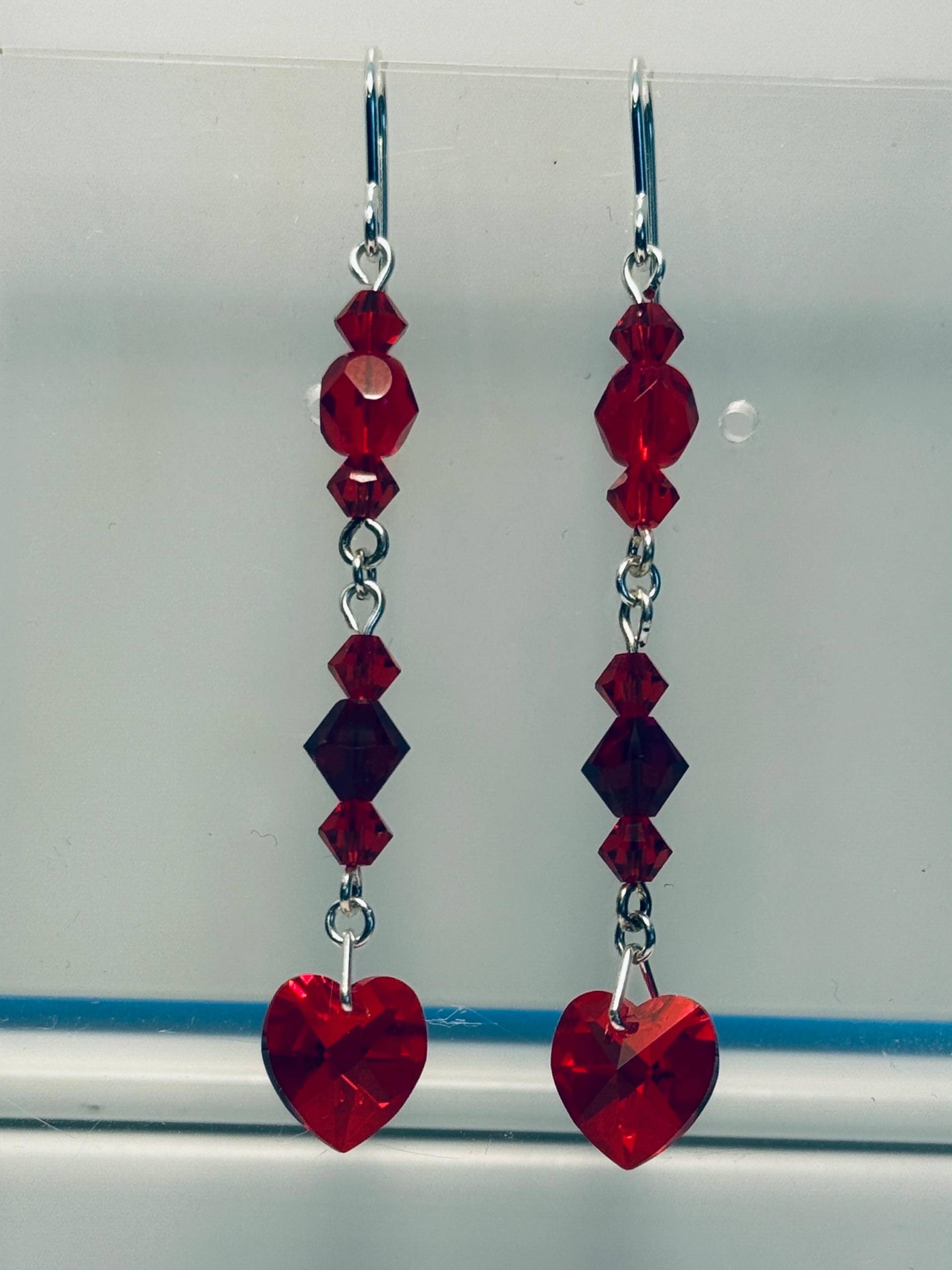 Valentines Ladies Schöne Tropfen Ohrringe Aus Funkelnden Swarovski Herzen Und Bicone Betten Facettkugeln Hot Fashion Gemacht Valentines Ladies Schöne Tropfen Ohrringe Aus Funkelnden Swarovski Herzen Und Bicone Betten Facettkugeln Hot Fashion Gemacht von mmilltownJewels