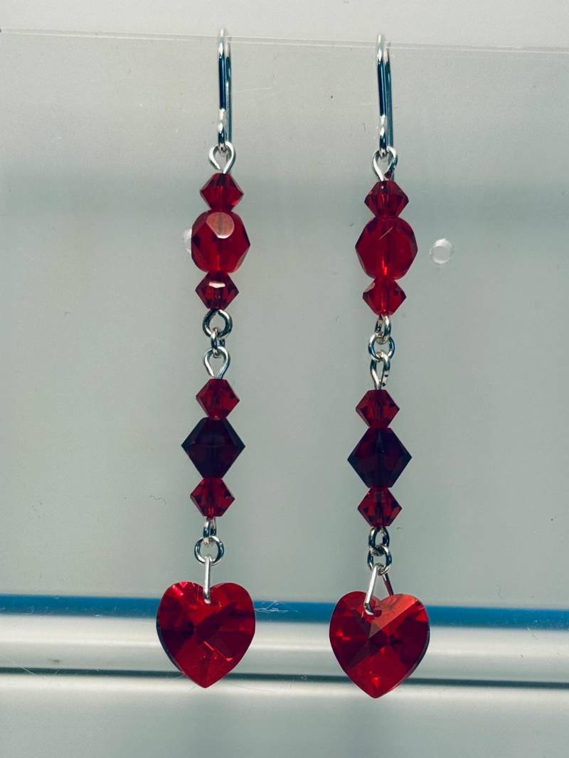 Valentines Ladies Schöne Tropfen Ohrringe Aus Funkelnden Swarovski Herzen Und Bicone Betten Facettkugeln Hot Fashion Gemacht Valentines Ladies Schöne Tropfen Ohrringe Aus Funkelnden Swarovski Herzen Und Bicone Betten Facettkugeln Hot Fashion Gemacht von mmilltownJewels