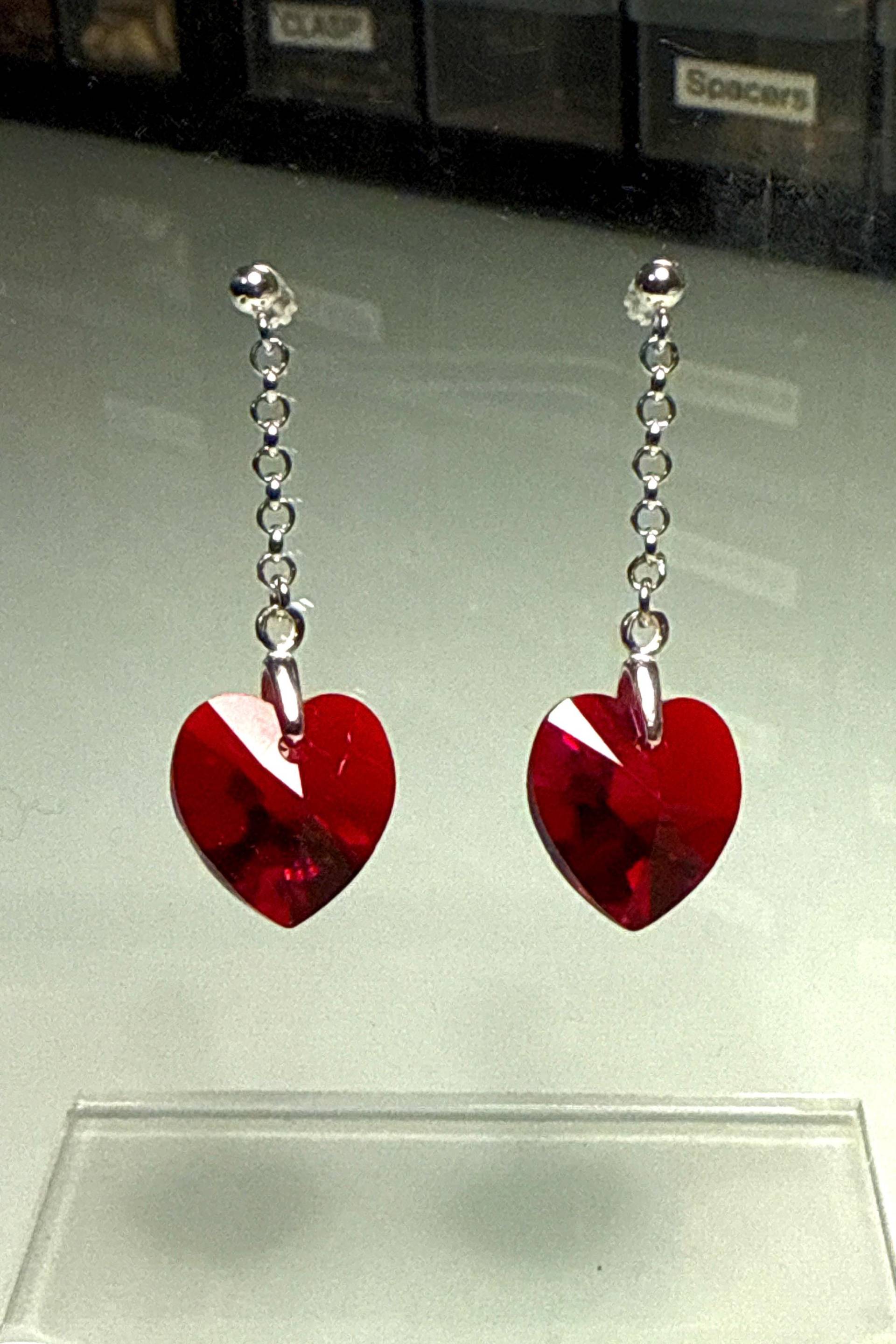 Verspielte Swarovski Herz Ohrringe Blickfang Funkeln, Perfektes Geschenk Für Jeden Besonderen Anlass Verspielte Swarovski Herz Ohrringe Blickfang Funkeln, Perfektes Geschenk Für Jeden Besonderen Anlass von mmilltownJewels
