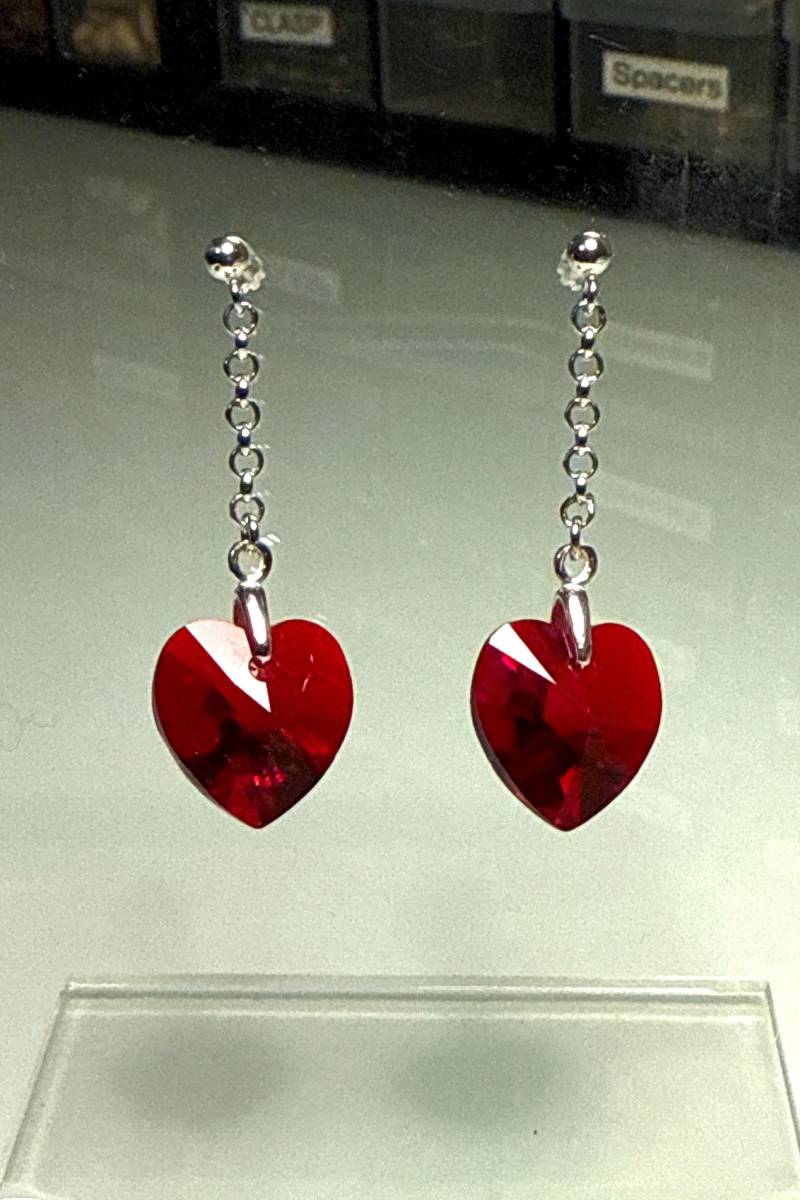Verspielte Swarovski Herz Ohrringe Blickfang Funkeln, Perfektes Geschenk Für Jeden Besonderen Anlass von mmilltownJewels