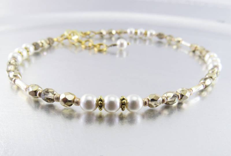 Perlen Ankle Armband - Weiße Swarovski Perle Und Metallic Gold Kristallglas Fußkettchen von mmojewelry