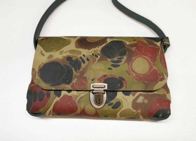 Marmorierte Ledertasche Crossbodytasche Ausgehtasche Rindsleder Wollfilz Camouflage Handgefärbt Marmoriert Marmorierte Ledertasche Crossbodytasche Ausgehtasche Rindsleder Wollfilz Camouflage Handgefärbt Marmoriert von mmunikat7