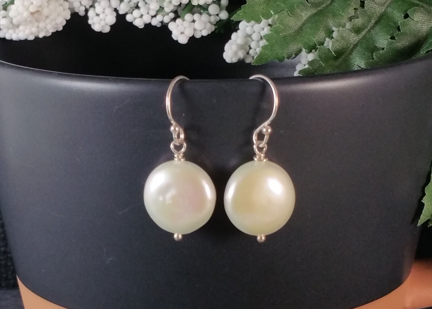 Weiße Perle Münze, Sterling Silber Ohrringe, Zierliche Hochzeit, Brautjungfer, Mutter Geschenke Weiße Perle Münze, Sterling Silber Ohrringe, Zierliche Hochzeit, Brautjungfer, Mutter Geschenke von mngiftshop