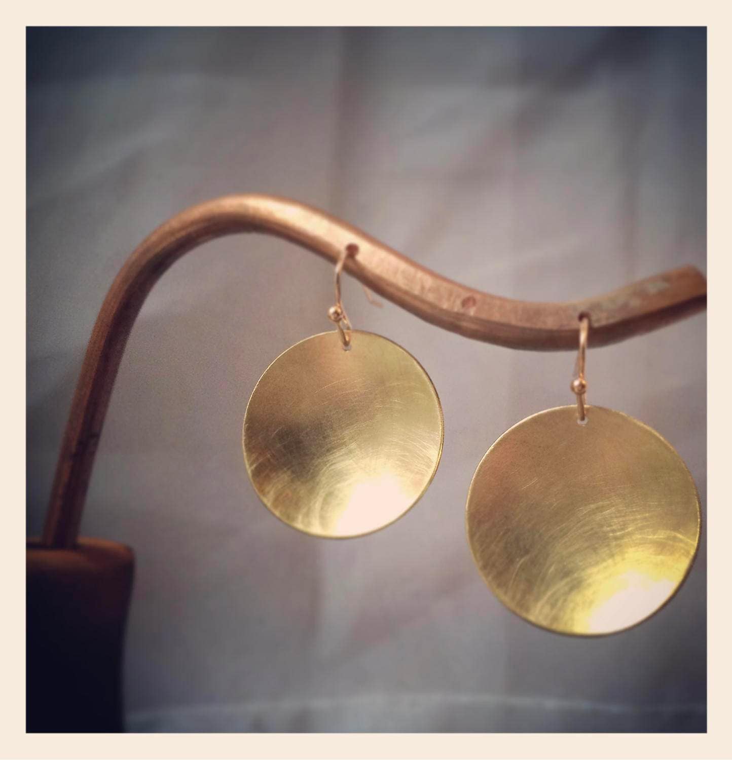 Kleine Schale Ohrringe Mit Gold Gefüllt Ohrhaken von modernmadini