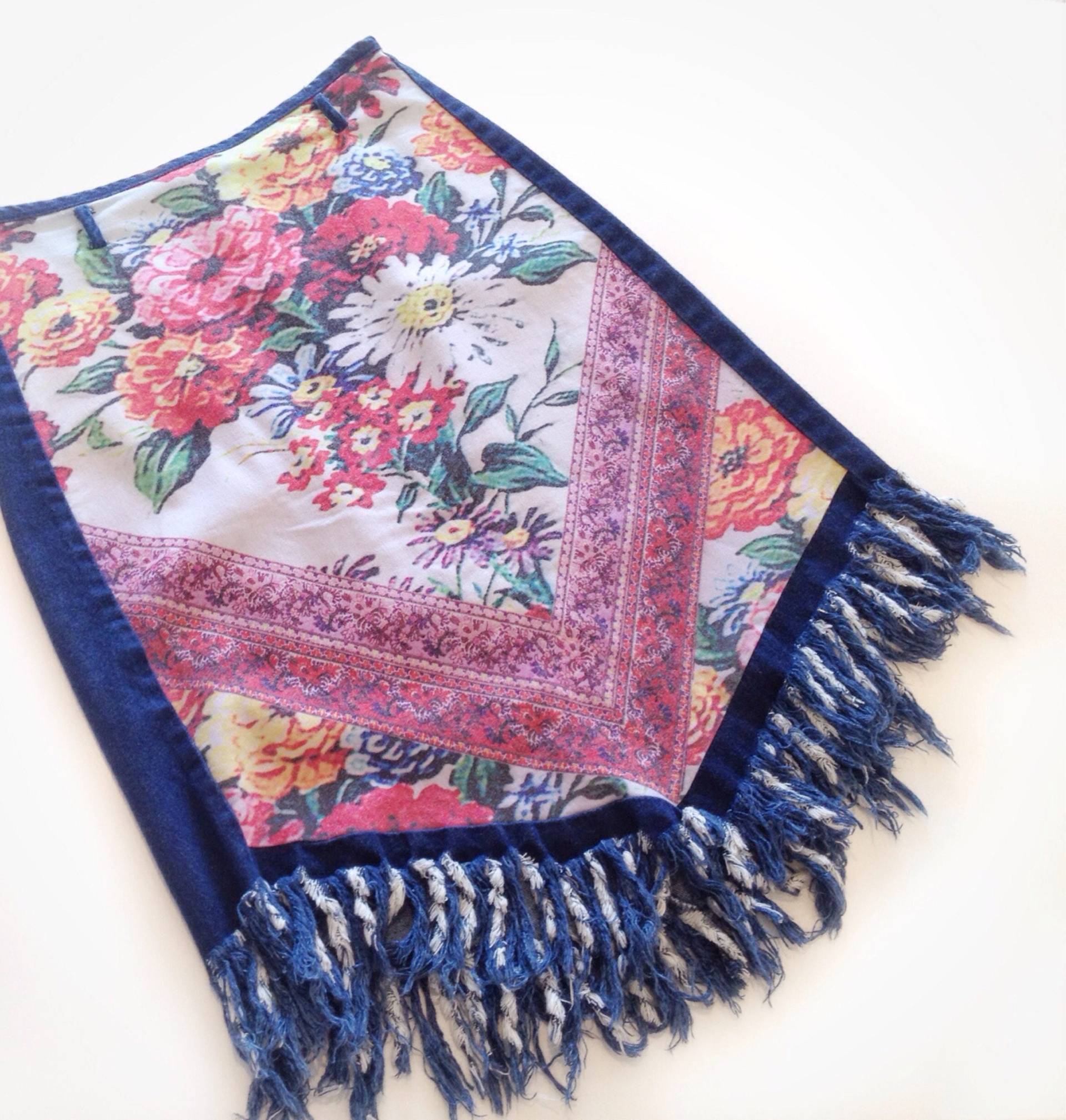 80Er Jahre Fransen Jeansrock, Digitaldruck Blumen, Vintage Jeans Rock 74cm Taille, Aus Dehnbarer Baumwolle von modernmatters