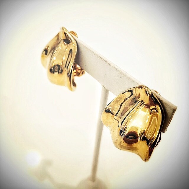 80Er Jahre Skulpturaler Statement Ohrring, Vintage Signierter Ped Goldfarbener Blatt-Clip Muttertagsgeschenk Für Sie 80Er Jahre Skulpturaler Statement Ohrring, Vintage Signierter Ped Goldfarbener Blatt-Clip Muttertagsgeschenk Für Sie von modernmatters