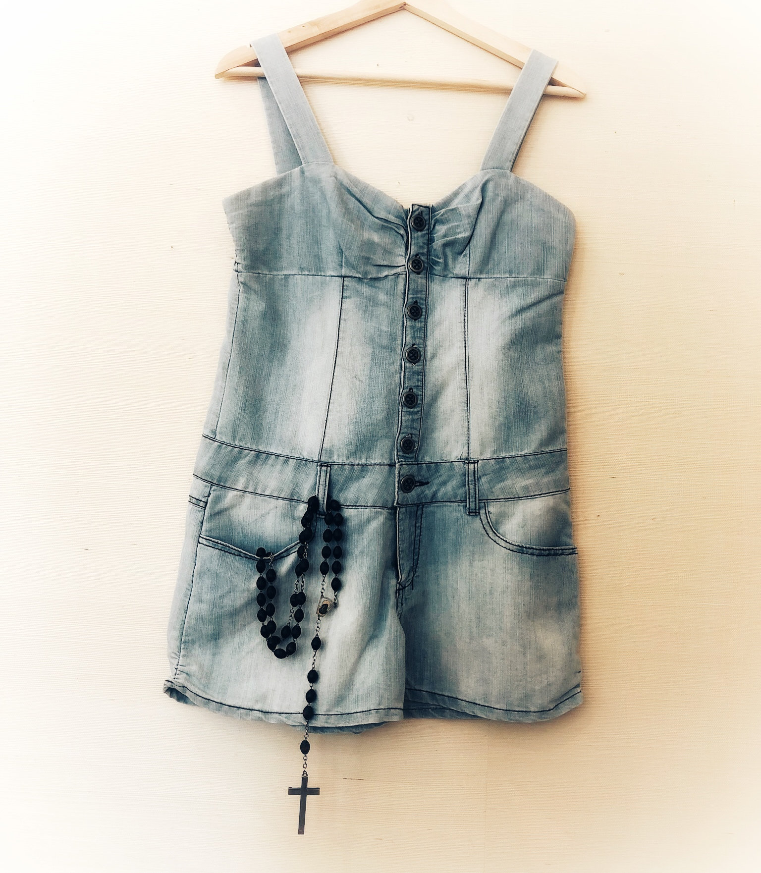 Damen Lapislazuli Strampler Aus Jeansstoff Mit Pailletten Und Taschen in Gr. S von modernmatters