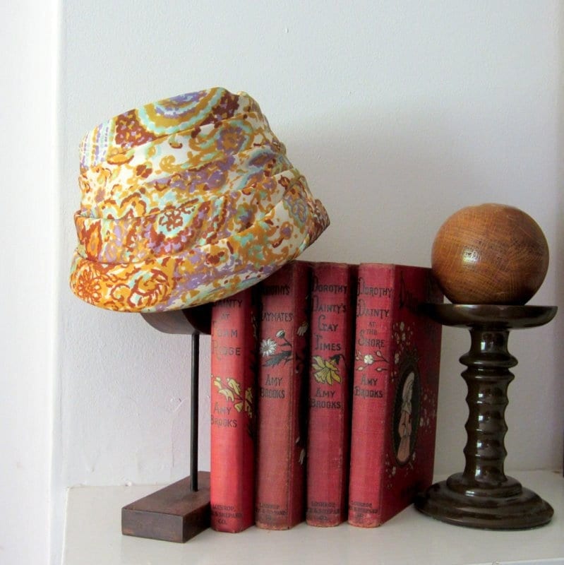 Eleganter 60S Turban Paisley Blumen Print Hut, Damen Vintage Midcentury Modern Accessoires, Größe 7 - 1/8 Eleganter 60S Turban Paisley Blumen Print Hut, Damen Vintage Midcentury Modern Accessoires, Größe 7 - 1/8 von modernmatters