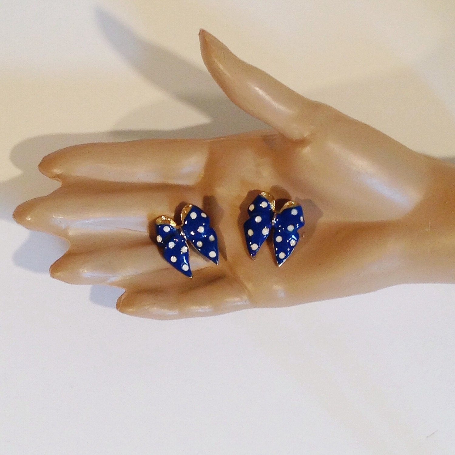 Kleine Blaue Schleifenbroschen, 80Er Jahre Schmuck, Schleifenbrosche, Perfekt Als Geschenk Für Sie Zu 100% Kleine Blaue Schleifenbroschen, 80Er Jahre Schmuck, Schleifenbrosche, Perfekt Als Geschenk Für Sie Zu 100% von modernmatters