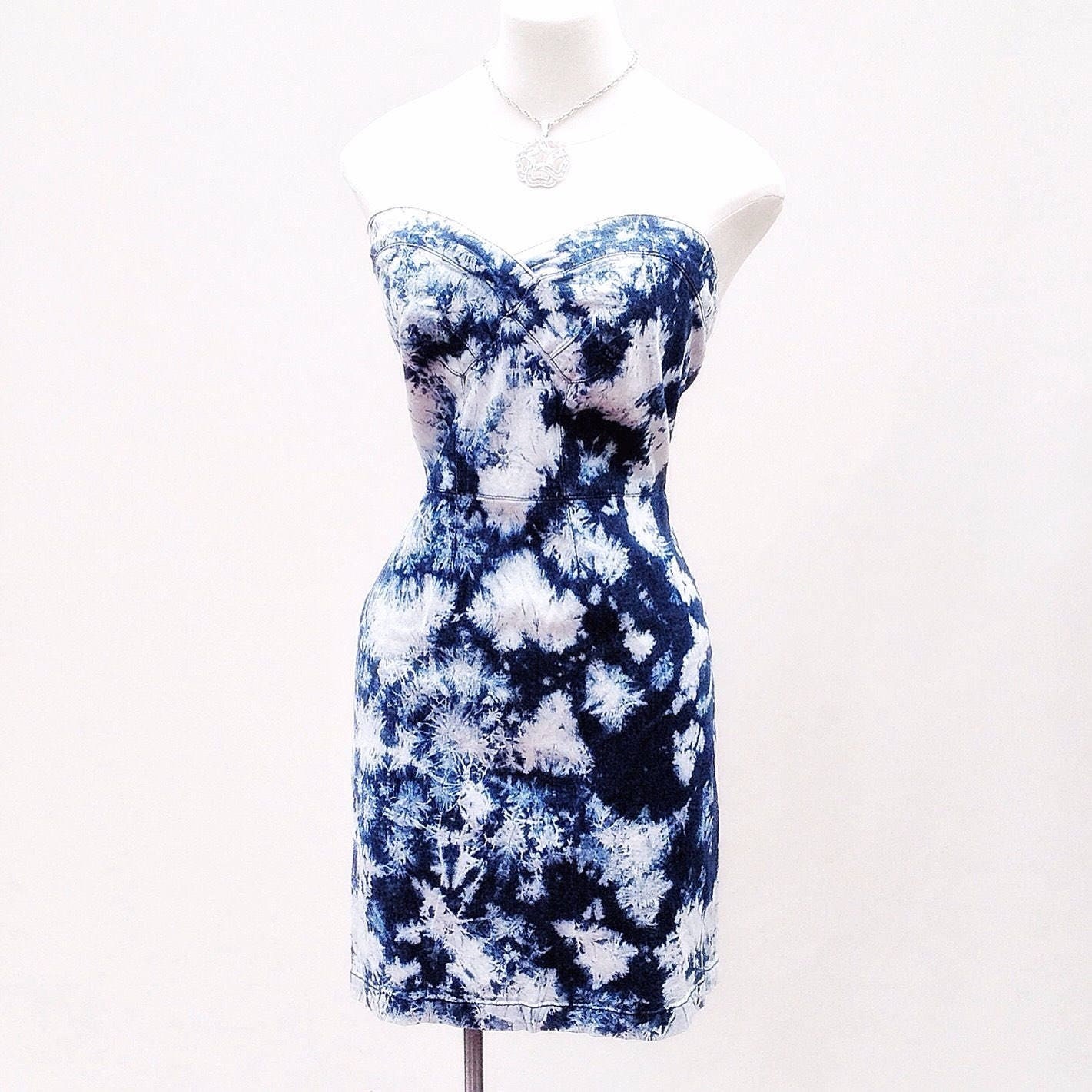 Kurzes 80Er Jahre Batik Kleid Mit Batikmuster Kurzes 80Er Jahre Batik Kleid Mit Batikmuster von modernmatters