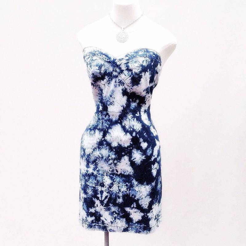 Kurzes 80Er Jahre Batik Kleid Mit Batikmuster Kurzes 80Er Jahre Batik Kleid Mit Batikmuster von modernmatters