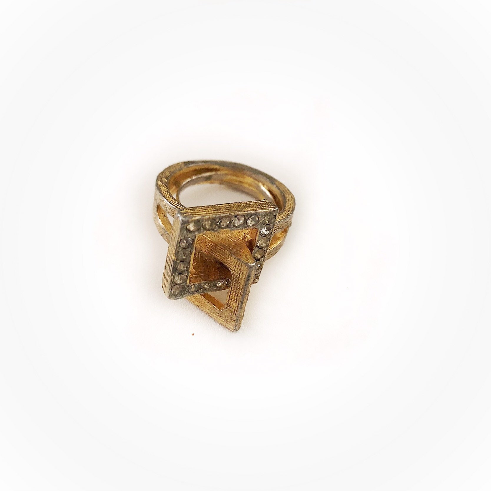 Midcentury Modern 3D Ring, 70Er Jahre Vintage Vlv Unisex Goldfarbener Strass Schmuck Midcentury Modern 3D Ring, 70Er Jahre Vintage Vlv Unisex Goldfarbener Strass Schmuck von modernmatters