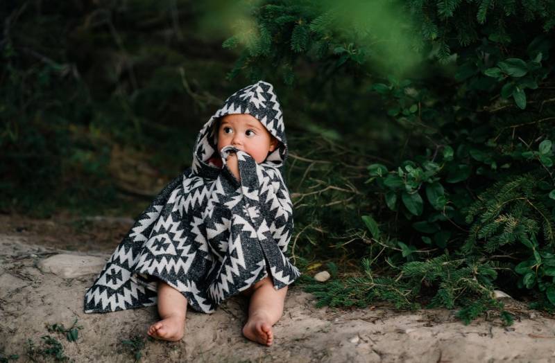 Miniponcho | Isla - Kleinkindponcho Säuglingsponcho Autositzponcho Aztekenmuster Geometrisch von modestmaverickshop