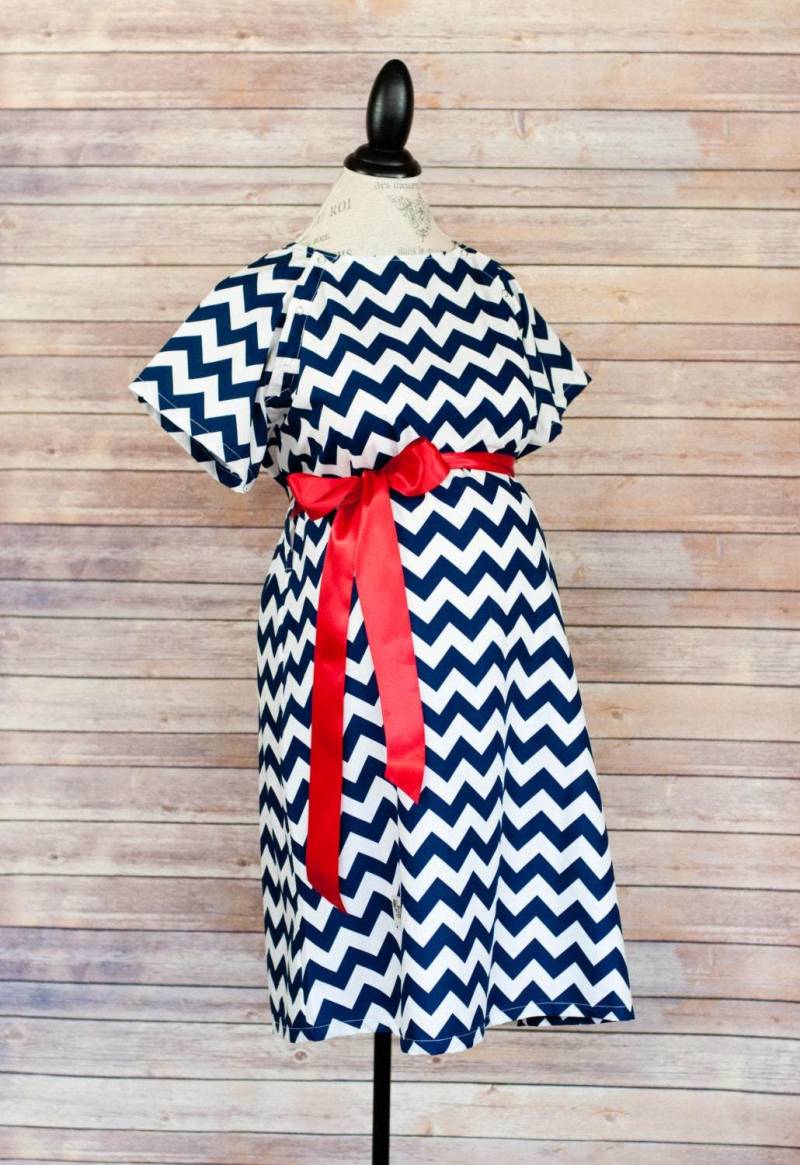 Entbindungsheimkleid - Superweich Perfekte Druckknöpfe Zum Stillen, Für Haut Zu Und Epiduralanästhesie Navy Chevron von modmum
