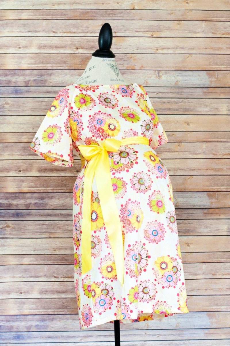 Entbindungskleid Für Das Mutterschaftsheim - Druckknöpfe Zum Stillen, Haut-Zu-Haut Und Peridural Bestes Babypartygeschenk Sonnig von modmum