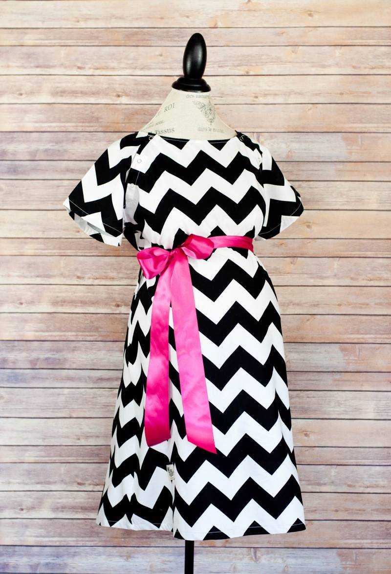 Entbindungskleid Für Das Mutterschaftsheim - Druckknöpfe Zum Stillen, Haut Zu Und Peridural Bestes Babypartygeschenk Schwarzes Chevron von modmum