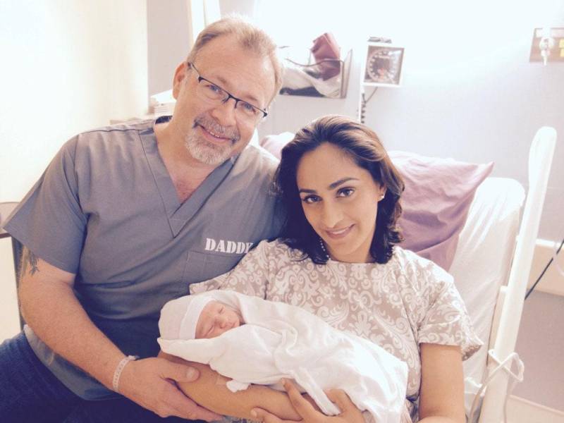 Entbindungskleid Für Das Mutterschaftsheim - Superweich Perfekte Druckknöpfe Zum Stillen, Von Haut Zu Und Epidural Grey Paisley von modmum