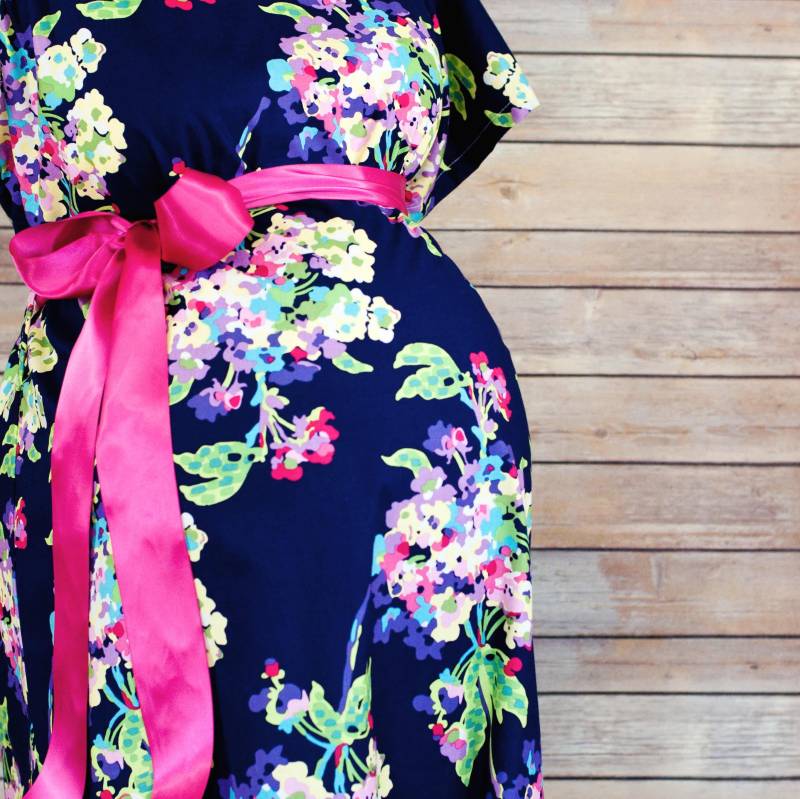 Entbindungskleid Für Schwangerschaft - Druckknöpfe Zum Stillen, Haut-Zu-Haut Und Peridural Perfektes Babypartygeschenk Alli von modmum