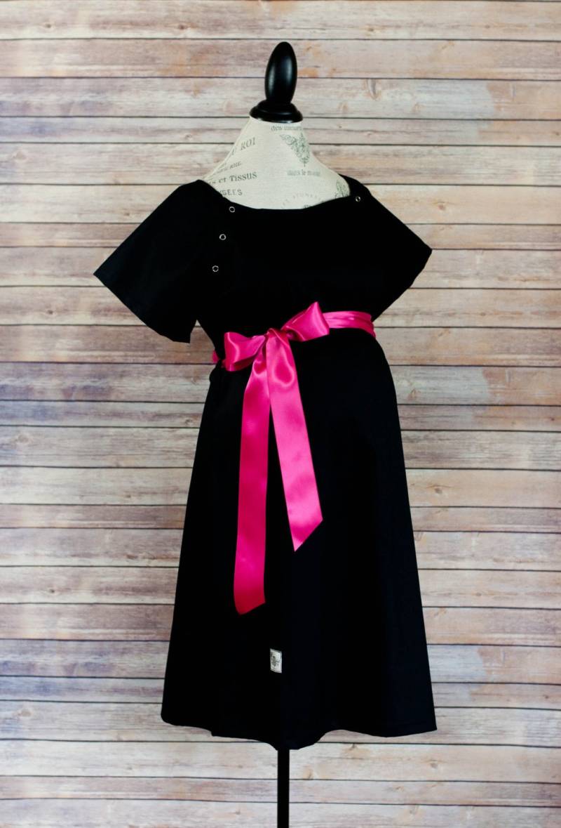 Geburtskleid Für Das Krankenhaus - Perfekte Druckknöpfe Zum Stillen, Haut Zu Und Epidural Perfektes Babypartygeschenk Schwarzer Satin von modmum