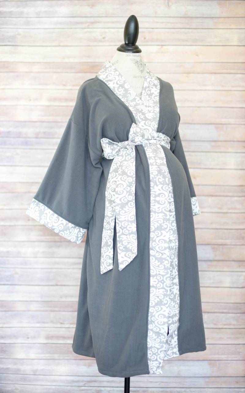 Grauer Paisley Umstandsmantel Aus Super Weichem Microfleece - Fügen Sie Einen Arbeits- Und Entbindungsmantel Für Ein Perfektes Krankenhaus-Set von modmum