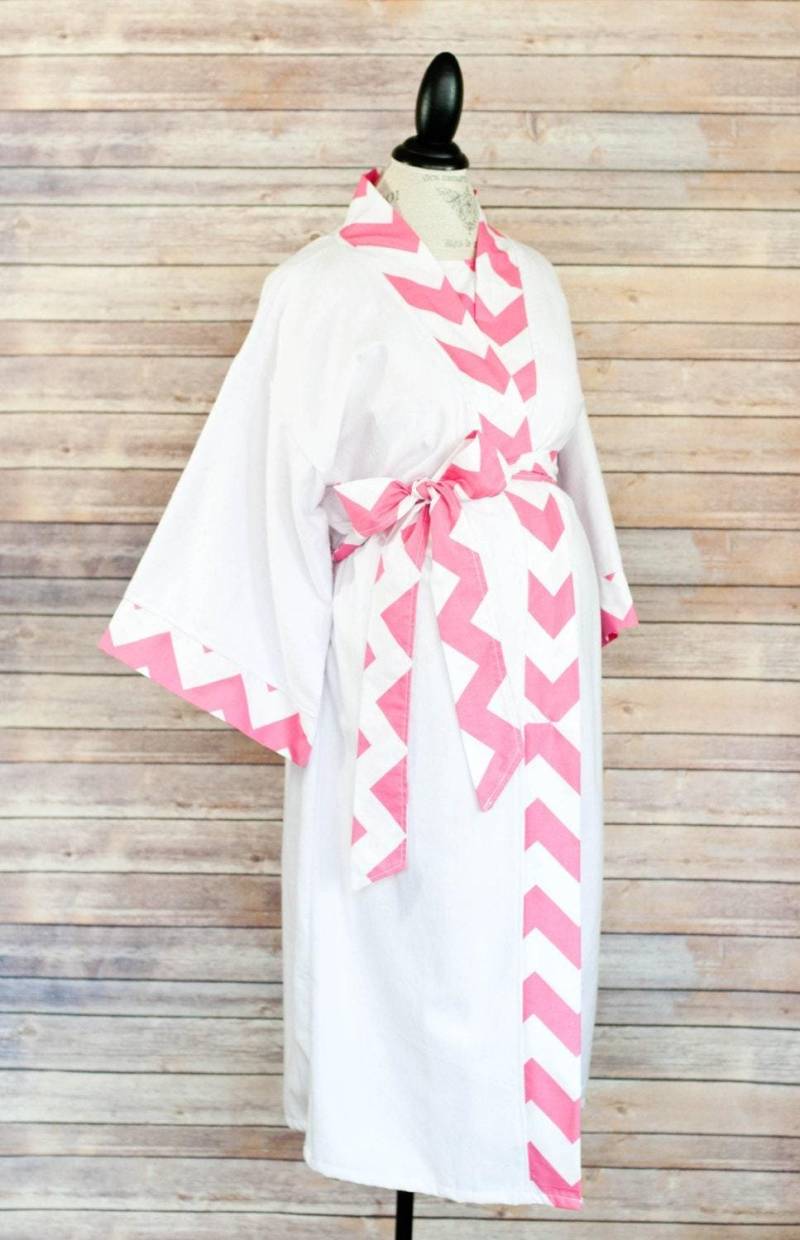 Pink Chevron Umstandsmantel Aus Superweichem Microfleece - Fügen Sie Einen Arbeits- Und Entbindungsmantel Für Ein Perfektes Krankenhaus-Set Hinzu von modmum