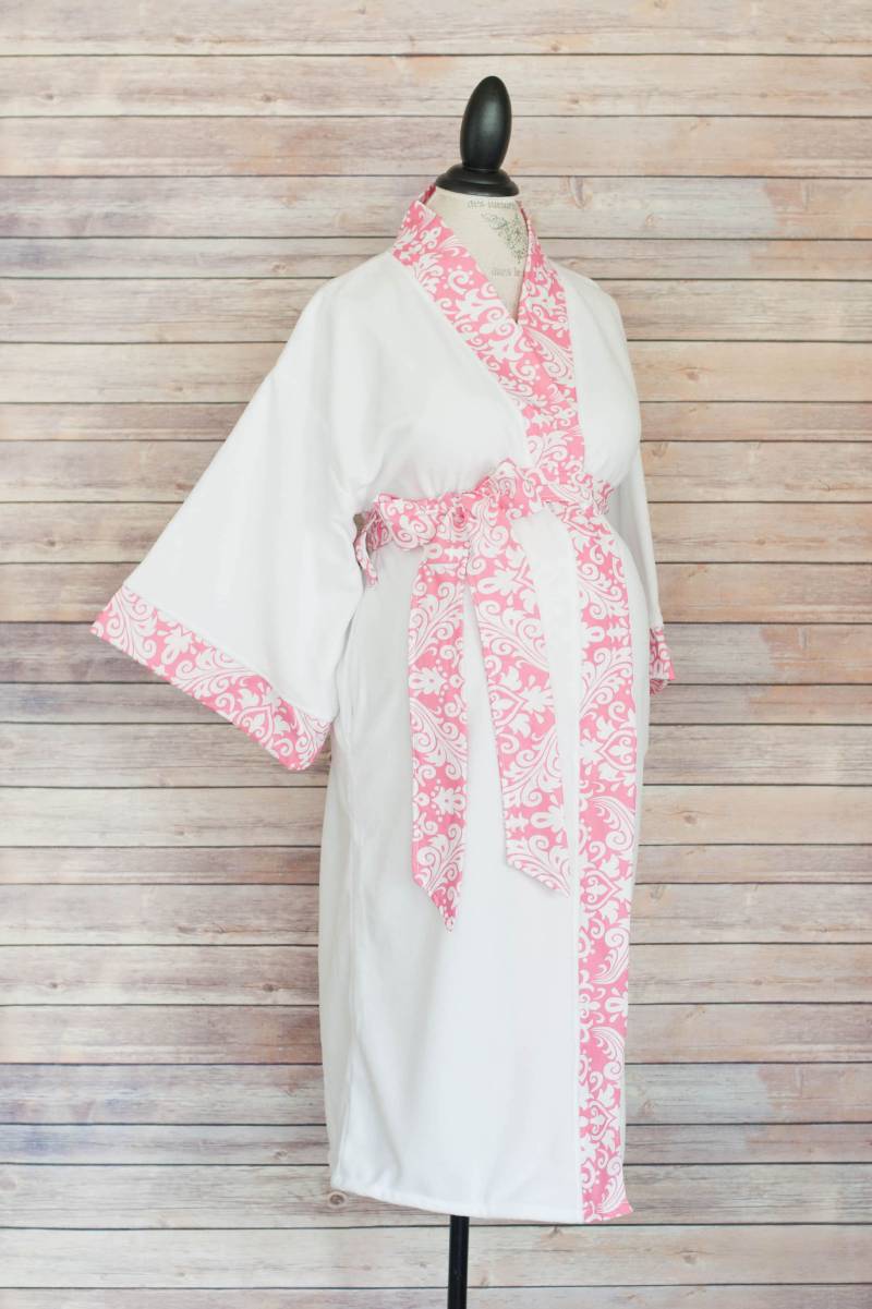 Rosa Paisley Umstandsmantel in Super Soft Microfleece - Add A Labor & Delivery Gown For Perfect Hospital Set Pink von modmum