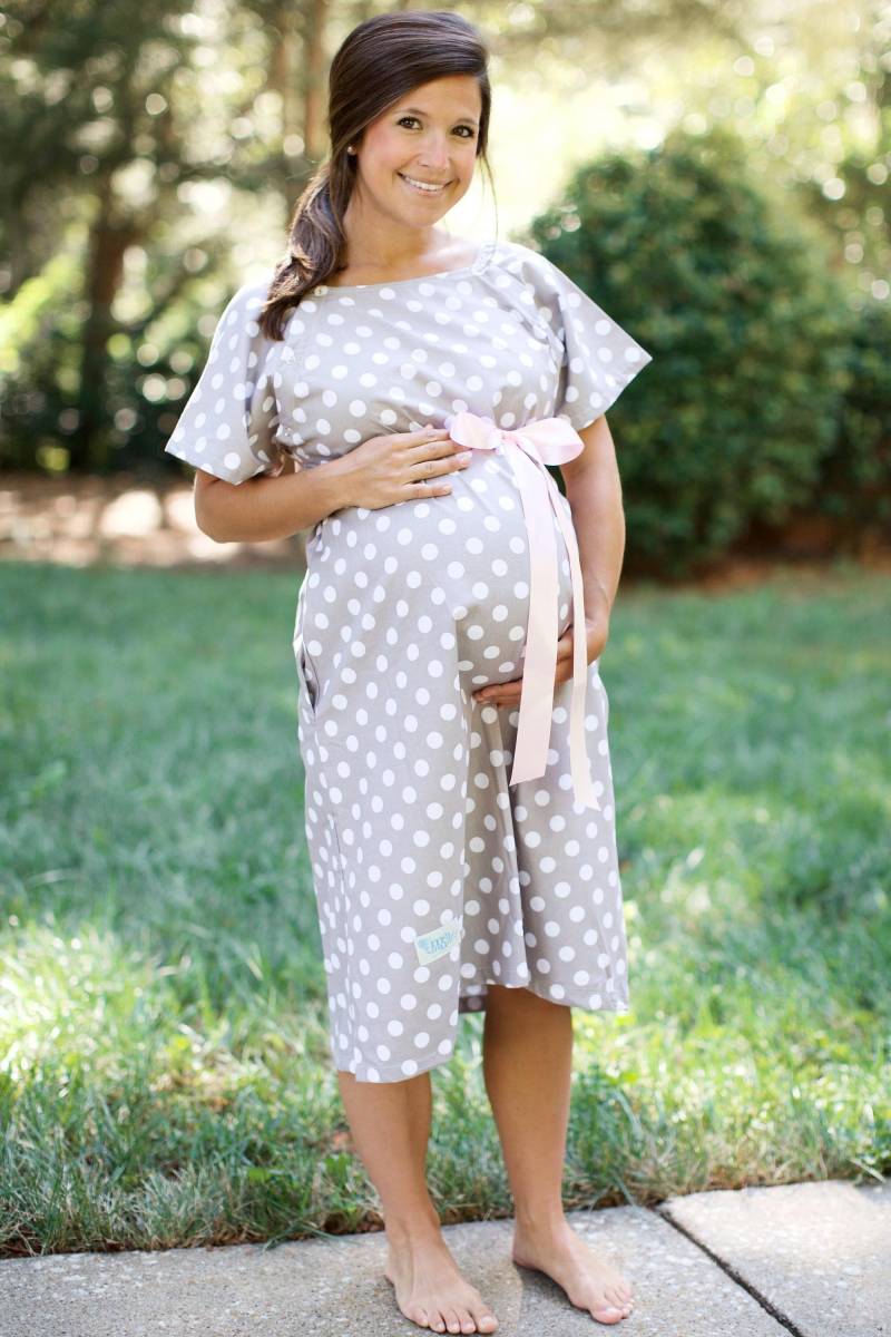Schwangerschafts-Krankenhaus-Geburtskleid - Druckknöpfe Zum Stillen, Haut Zu Und Epidural Perfektes Babypartygeschenk Graue Tupfen von modmum