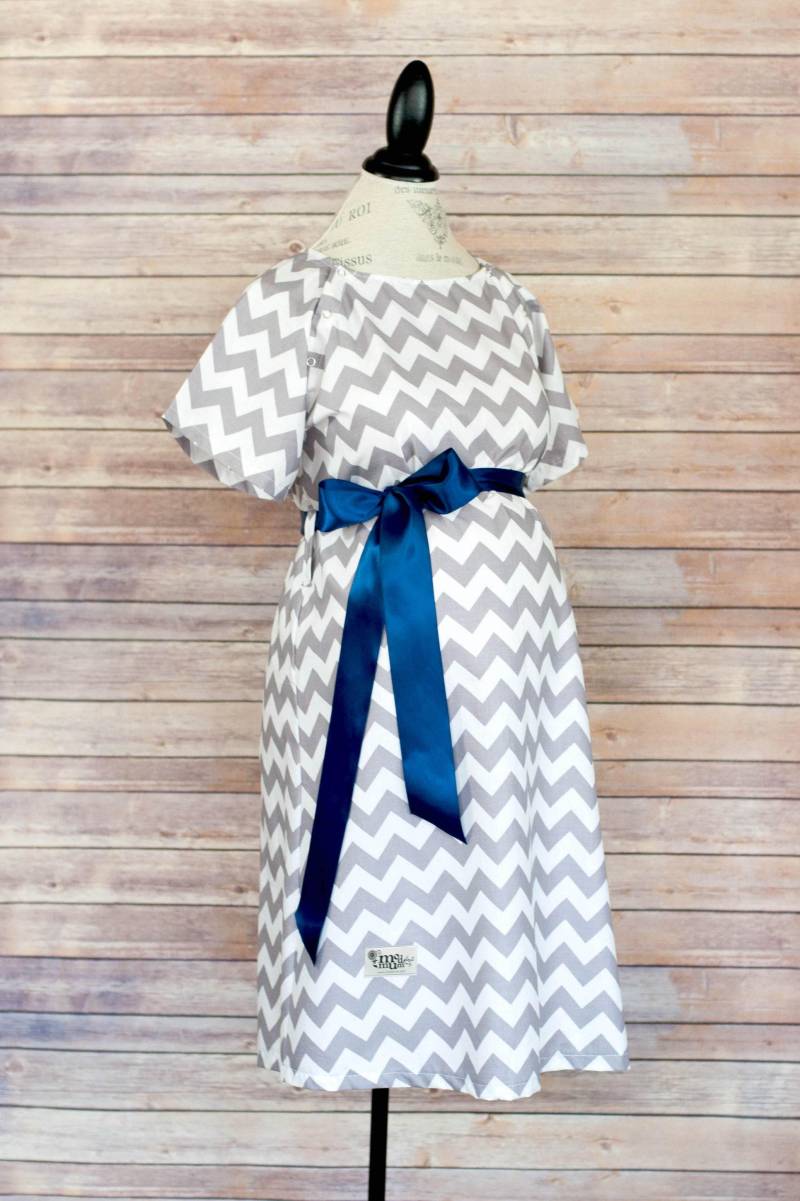 Schwangerschafts-Krankenhaus-Kleid - Superweich Perfekte Druckknöpfe Zum Stillen, Von Haut Zu Und Epidural Grey Chevron von modmum