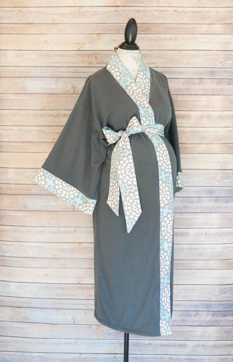 Umstandsmantel Aus Super Weichem Grauen Fleece | Fügen Sie Ein Arbeit Und Lieferung Kleid Für Perfektes Krankenhaus Set Baby-Dusche-Geschenk von modmum