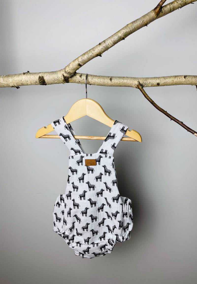 Romper "Zebra" - Musselin Kurze Latzhose Strampler Jumpsuit Baby Kleinkind Skandi-Style Hose Bodysuit Hosenträger von moehredesign