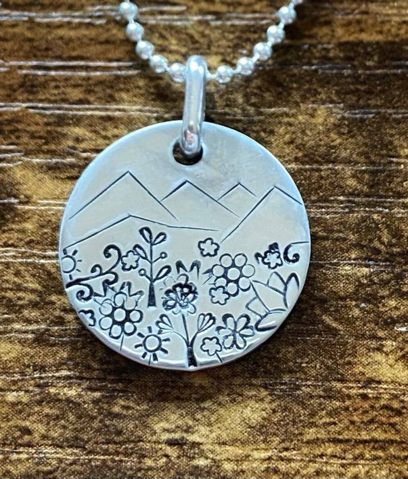 Frühling/ Sommerzeit in Den Bergen Halskette - Blumen & Berge Handgestempelt Schmuck/ Nicht Maschinell Graviert Frühling/ Sommerzeit in Den Bergen Halskette - Blumen & Berge Handgestempelt Schmuck/ Nicht Maschinell Graviert von moesart